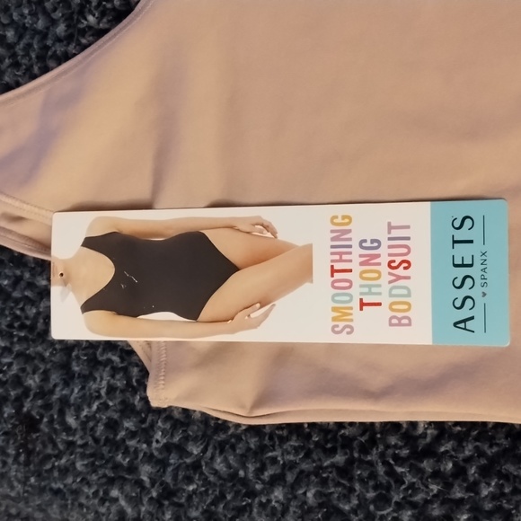 NWT Spanx Womens by assets Remarkable thong Bodysuit - Picture 2 of 5